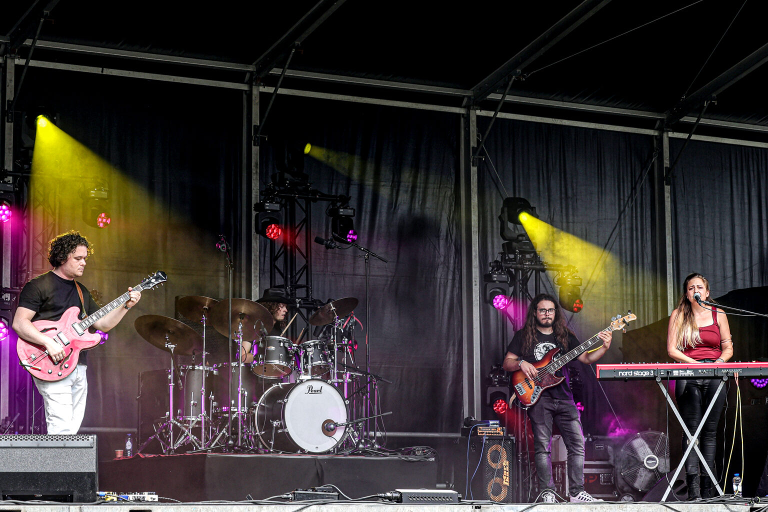 bandfoto hilin op waterpop spelend